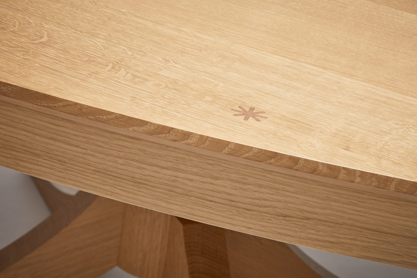 oval oak dining table detail 1